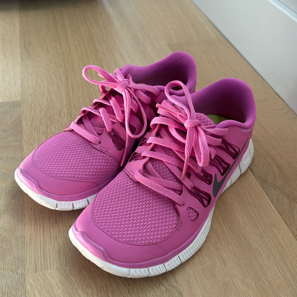 Nike Pink Sneakers with Breathable Mesh and Flexible Sole